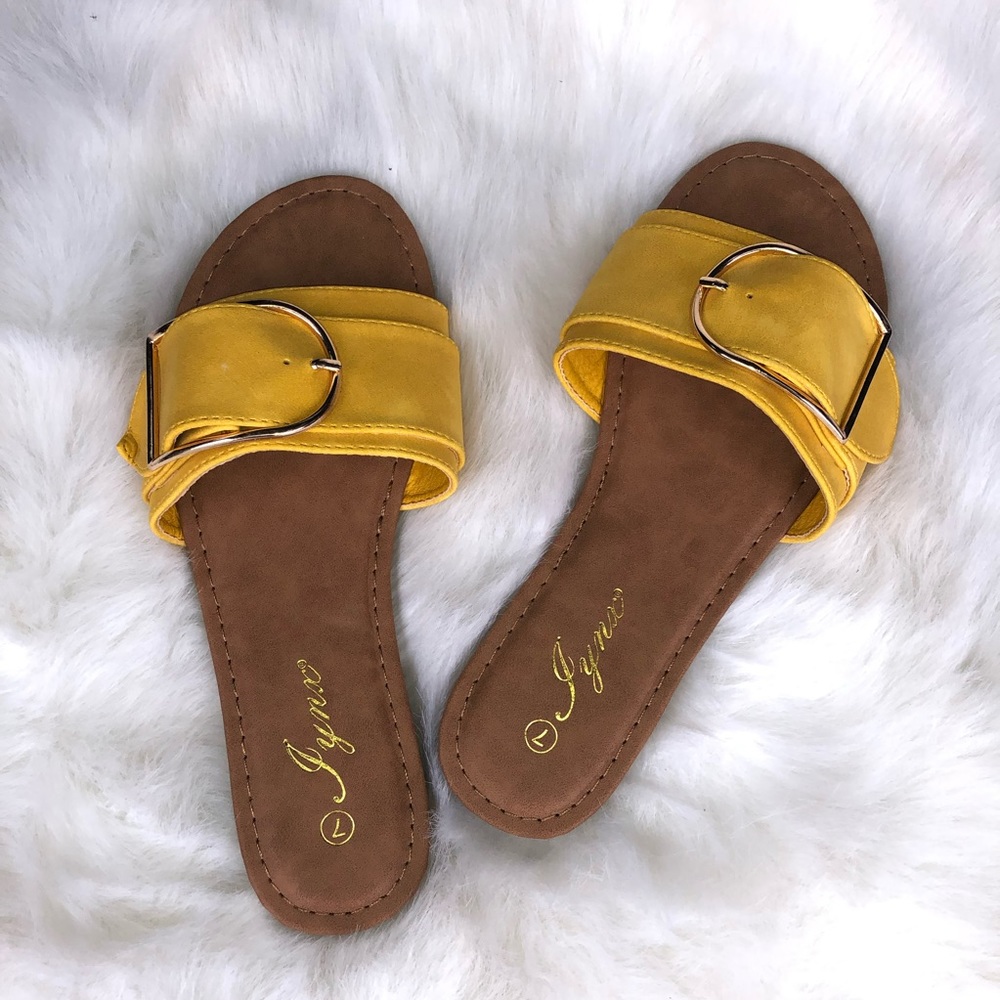 Summer Sandal Mustard must-have!